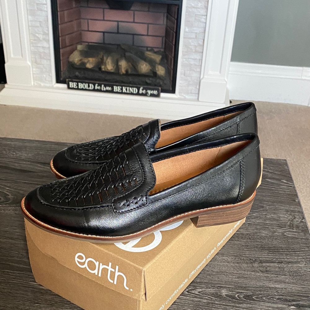 Earth Black Leather Loafers with Woven Design